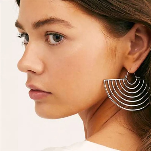 boutique Jewelry - ⚜️[𝟯/$𝟯𝟴]⚜️Big Silver Half Circle Earrings NEW